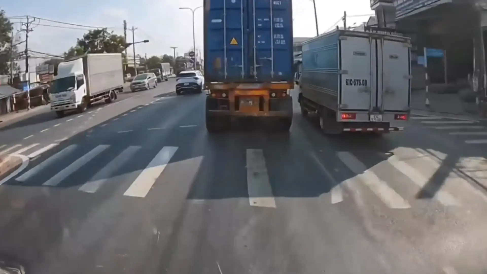 Xe tải vượt trái phép đe dọa an toàn phương tiện khác